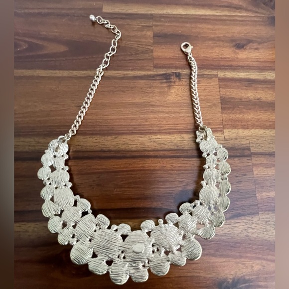 Emerald Green and Gold Necklace - Picture 5 of 5